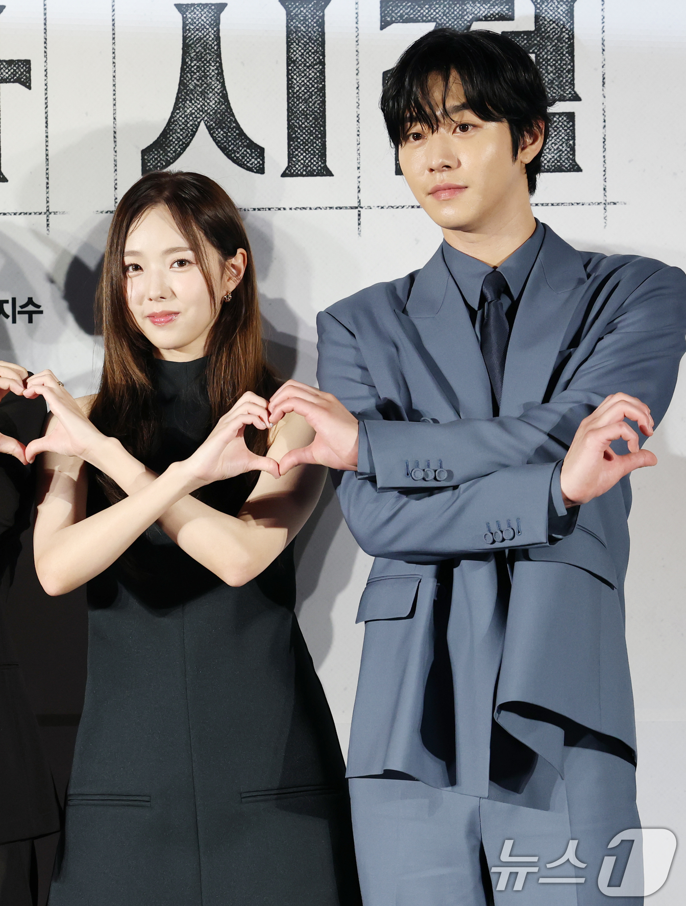 (서울=뉴스1) 권현진 기자 = 배우 채수빈과 안효섭(오른쪽)이 17일 서울 광진구 롯데시네마 건대입구에서 열린 영화 '전지적 독자 시점‘(감독 김병우) 제작보고회에 참석해 포즈를 …