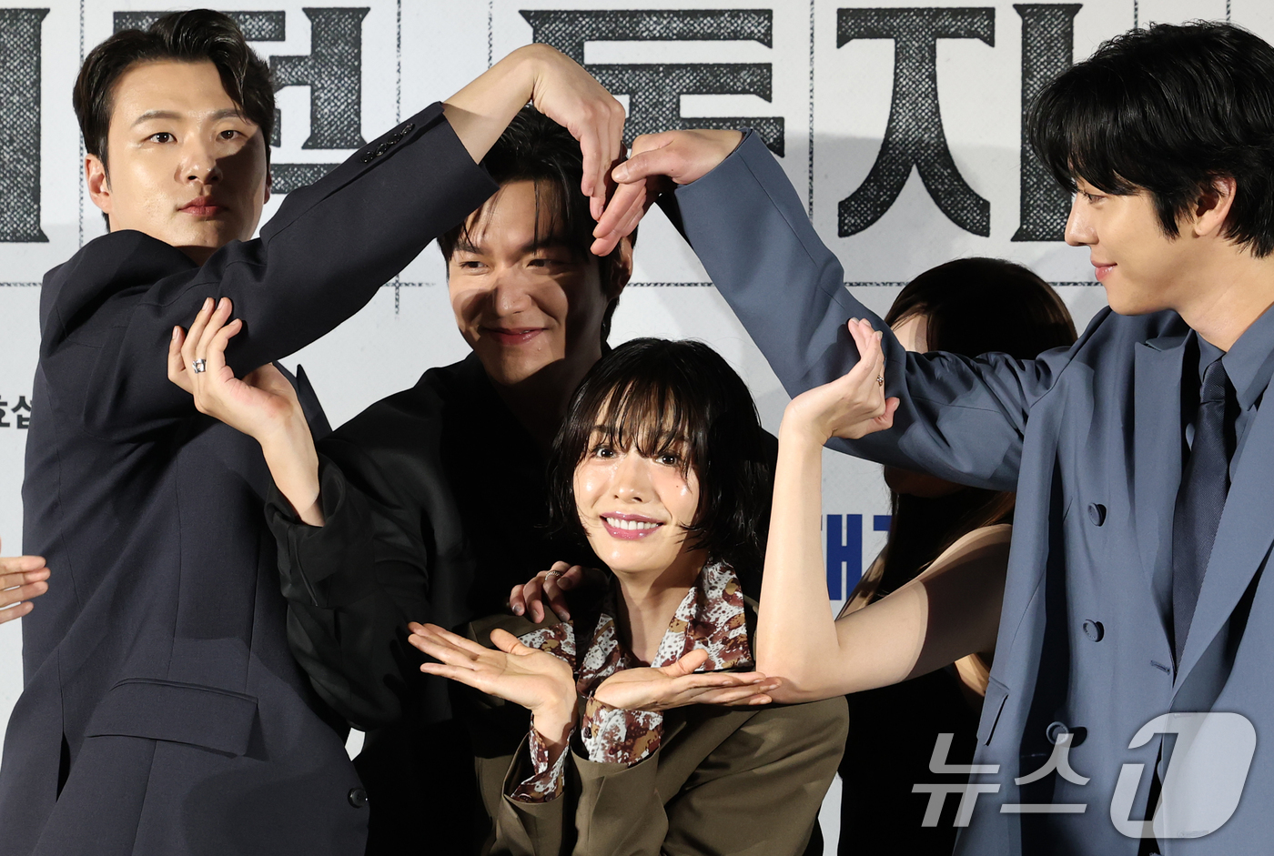 (서울=뉴스1) 권현진 기자 = 배우 나나가 17일 서울 광진구 롯데시네마 건대입구에서 열린 영화 '전지적 독자 시점‘(감독 김병우) 제작보고회에 참석해 출연 배우들과 포즈를 취하 …