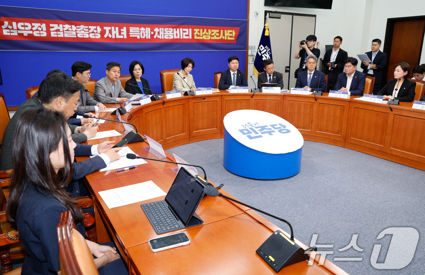 (서울=뉴스1) 안은나 기자 = 김영배 더불어민주당 의원이 17일 서울 여의도 국회에서 열린 심우정 검찰총장 자녀 특혜채용비리 진상조사단 공개회의에서 경과보고를 하고 있다. 202 …