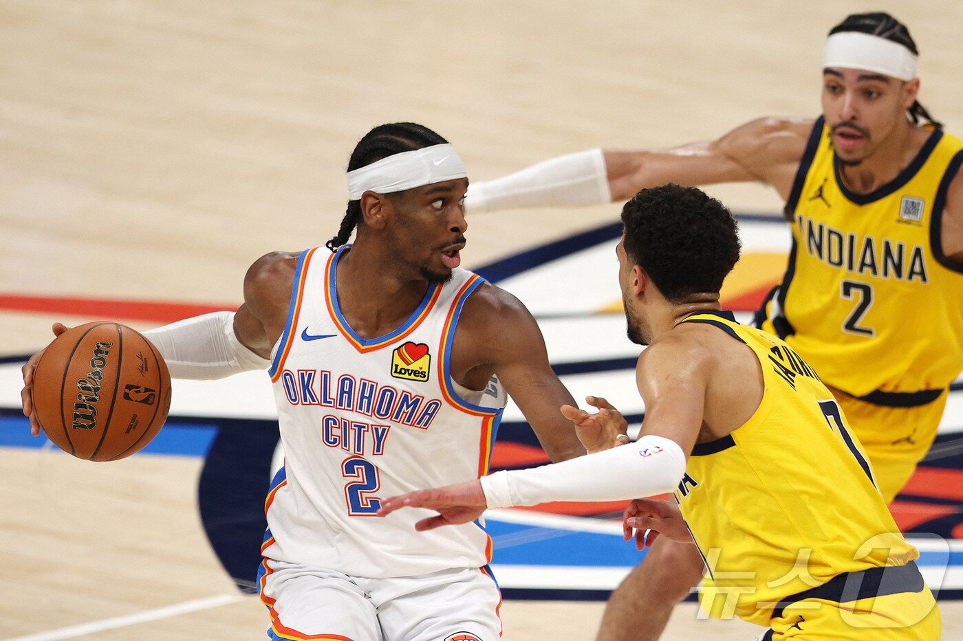 본문 이미지 - 오클라호마시티 선더가 17일(한국시간) 열린 2024-25 NBA 파이널 5차전에서 인디애나 페이서스에 120-109로 이겼다. 사진 왼쪽은 이날 31점 10어시스트을 기록한 샤이 길저스 알렉산더. ⓒ AFP=뉴스1