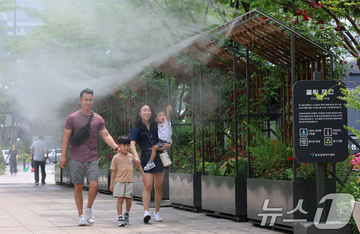 (서울=뉴스1) 박세연 기자 = 서울 최고기온이 29도까지 오르는 등 초여름 날씨를 보인 17일 서울시청 앞 서울광장을 찾은 한 가족이 쿨링포그 앞을 지나며 더위를 식히고 있다.서 …