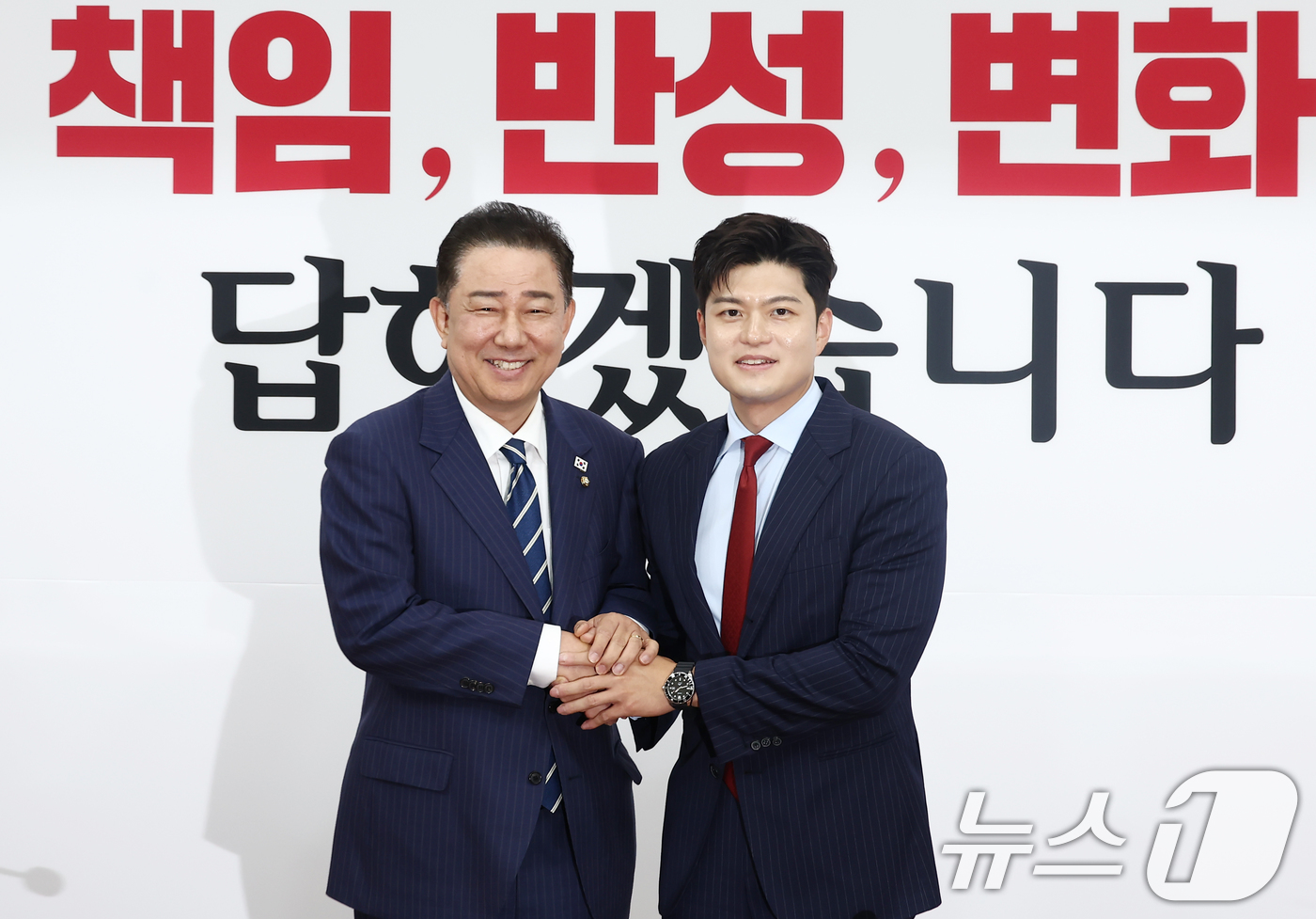 (서울=뉴스1) 김민지 기자 = 김병기 더불어민주당 대표 직무대행 겸 원내대표가 17일 오후 서울 여의도 국회에서 김용태 국민의힘 비상대책위원장을 예방하고 있다. 2025.6.17 …