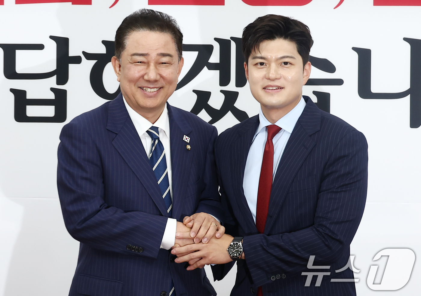 (서울=뉴스1) 김민지 기자 = 김병기 더불어민주당 대표 직무대행 겸 원내대표가 17일 오후 서울 여의도 국회에서 김용태 국민의힘 비상대책위원장을 예방하고 있다. 2025.6.17 …