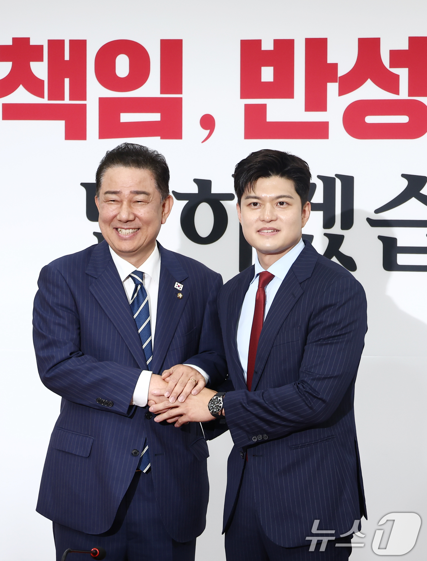 (서울=뉴스1) 김민지 기자 = 김병기 더불어민주당 대표 직무대행 겸 원내대표가 17일 오후 서울 여의도 국회에서 김용태 국민의힘 비상대책위원장을 예방하고 있다. 2025.6.17 …