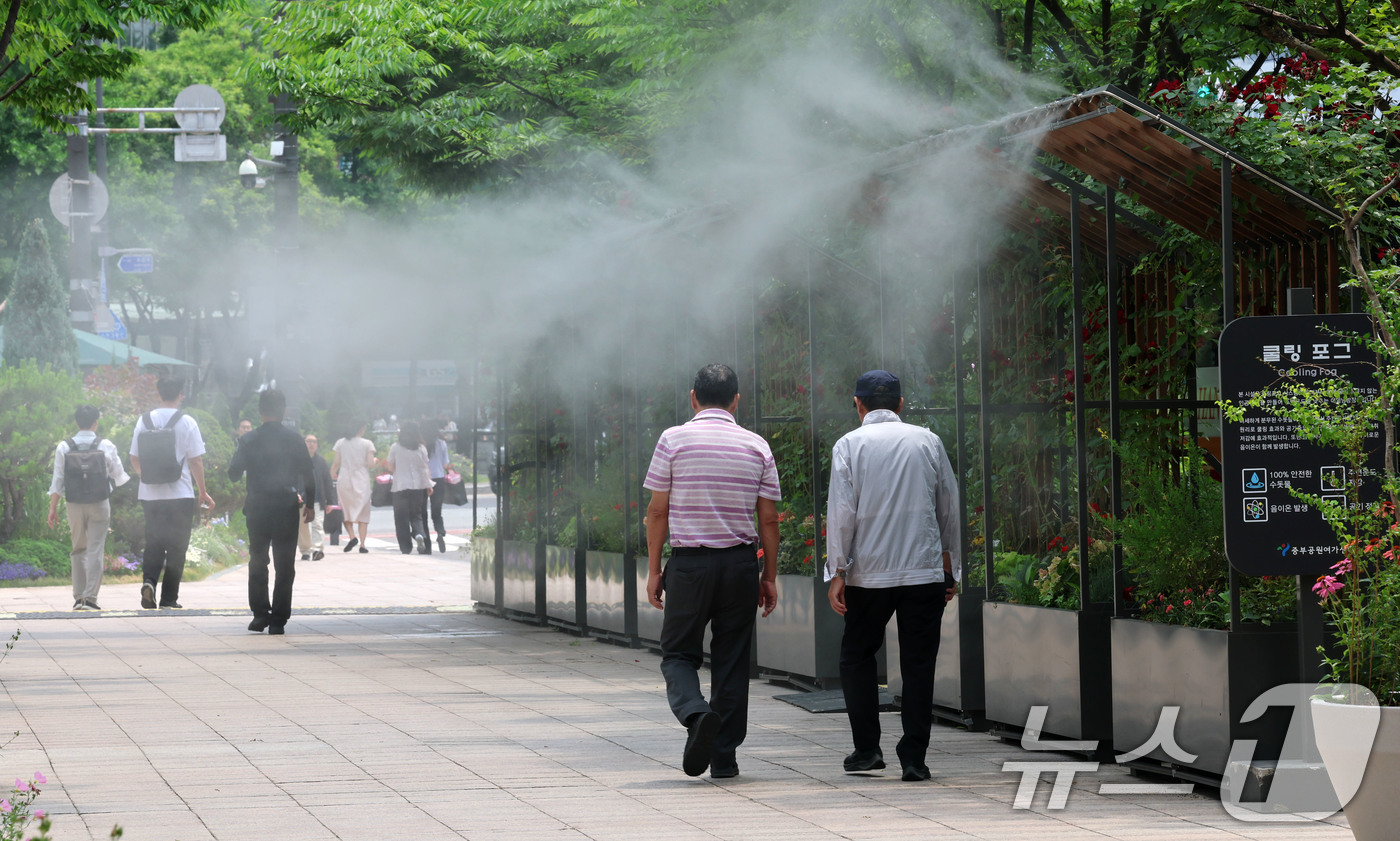(서울=뉴스1) 박세연 기자 = 서울 최고기온이 29도까지 오르는 등 초여름 날씨를 보인 17일 서울시청 앞 서울광장을 찾은 한 가족이 쿨링포그 앞을 지나며 더위를 식히고 있다.서 …