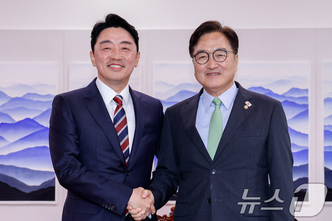 (서울=뉴스1) 안은나 기자 = 우원식 국회의장(오른쪽)이 17일 서울 여의도 국회에서 강훈식 대통령 비서실장을 접견하며 악수하고 있다. 2025.6.17/뉴스1