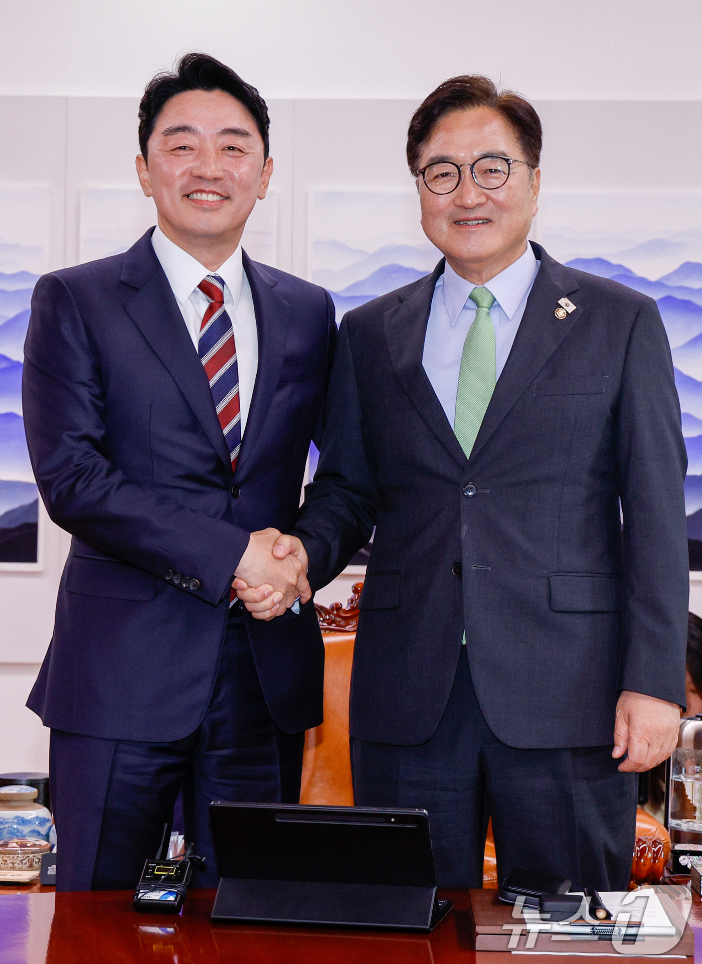 (서울=뉴스1) 안은나 기자 = 우원식 국회의장(오른쪽)이 17일 서울 여의도 국회에서 강훈식 대통령 비서실장을 접견하며 악수하고 있다. 2025.6.17/뉴스1