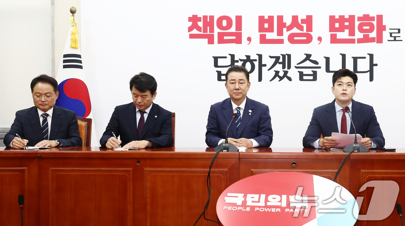 (서울=뉴스1) 김민지 기자 = 김용태 국민의힘 비상대책위원장이 17일 오후 서울 여의도 국회에서 김병기 더불어민주당 대표 직무대행 겸 원내대표를 접견하며 발언하고 있다.왼쪽부터 …