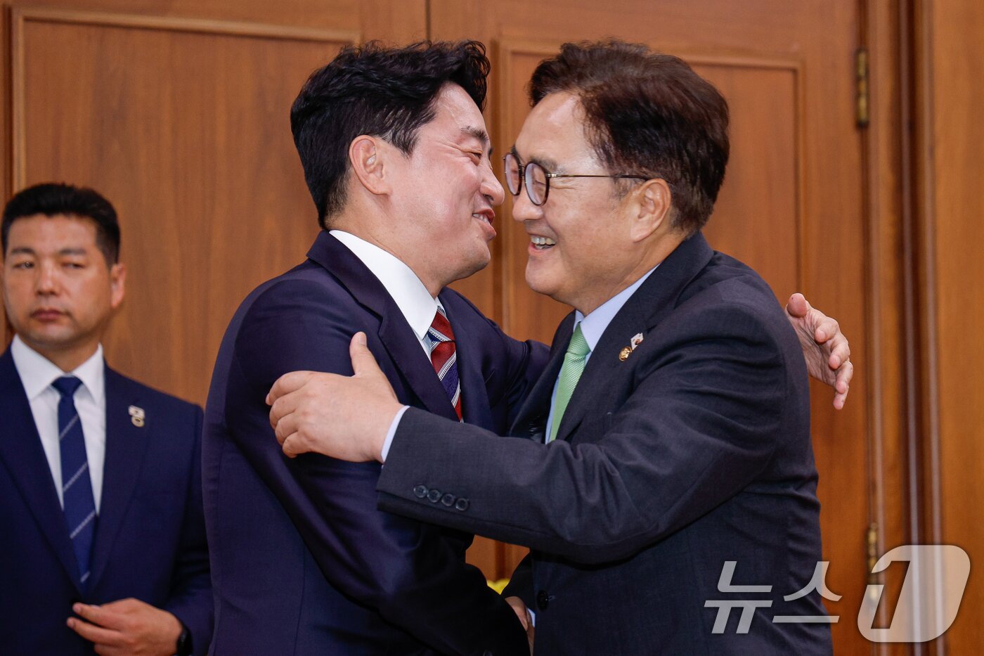 본문 이미지 - 우원식 국회의장&#40;오른쪽&#41;이 17일 서울 여의도 국회에서 강훈식 대통령 비서실장을 접견하며 포옹하고 있다. 2025.6.17/뉴스1 ⓒ News1 안은나 기자