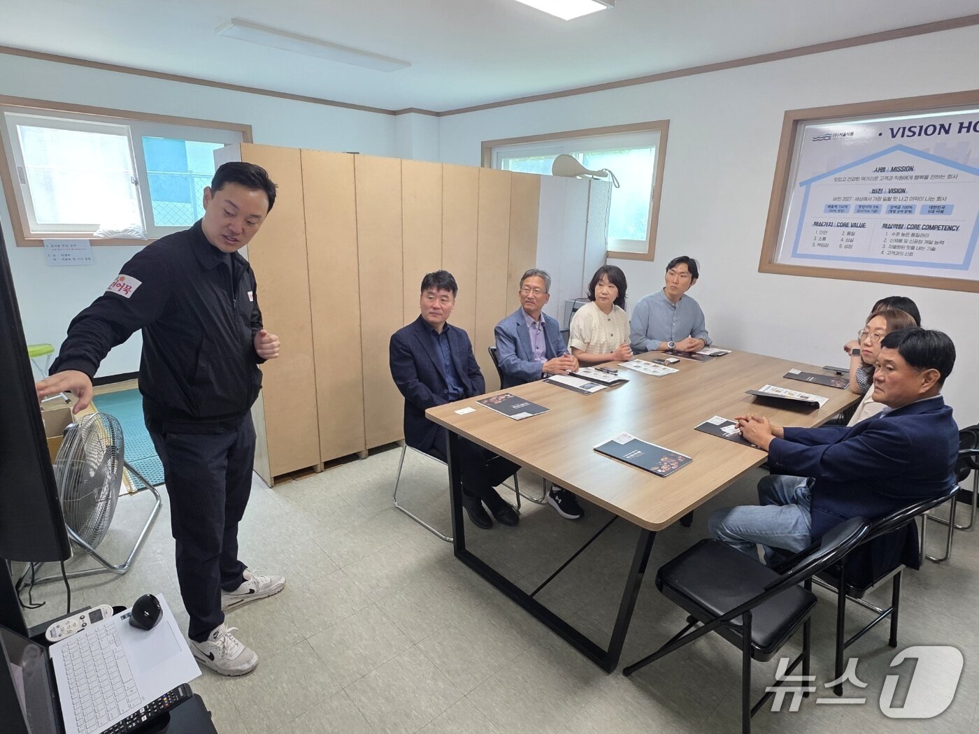 본문 이미지 - 이경원 강원조달청장은 17일 원주시에 위치한 서울식품을 방문해 기업 애로사항을 청취했다.(강원조달청 제공. 재판매 및 DB금지)/뉴스1