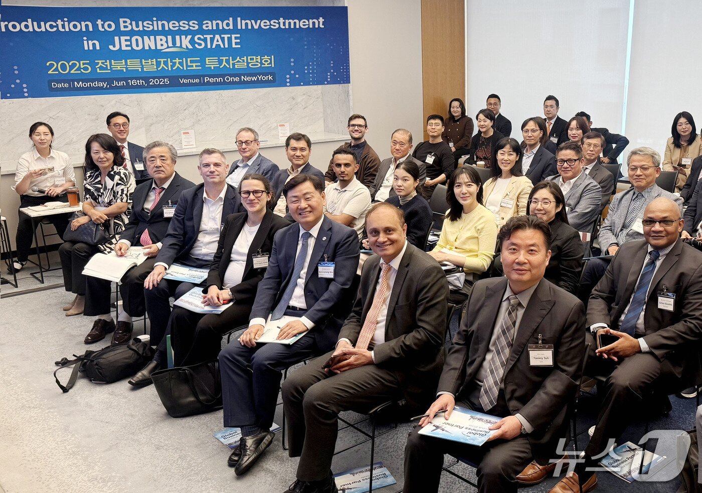 본문 이미지 - 김관영 전북지사가 미국 뉴욕 멘해튼에서 투자설명회를 연 가운데 참석자들과 기념 촬영을 하고 있다.&#40;전북도 제공. 재판매 및 DB금지&#41;/뉴스1