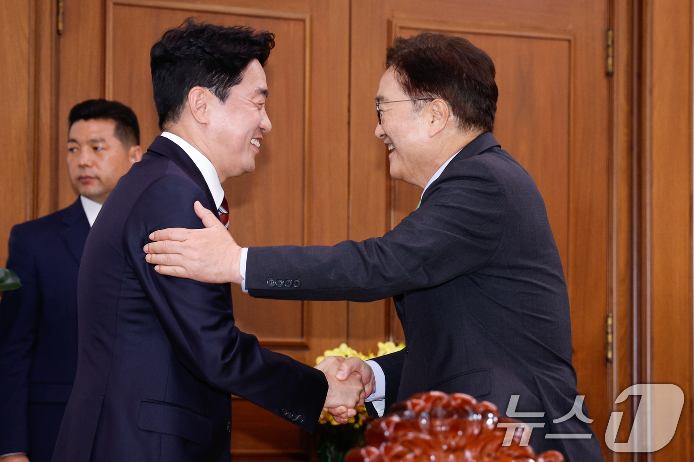 (서울=뉴스1) 안은나 기자 = 우원식 국회의장(오른쪽)이 17일 서울 여의도 국회에서 강훈식 대통령 비서실장을 접견하고 있다. 2025.6.17/뉴스1