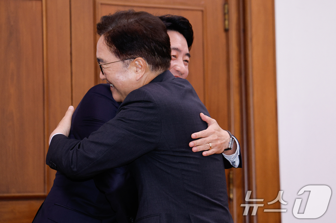 (서울=뉴스1) 안은나 기자 = 우원식 국회의장(오른쪽)이 17일 서울 여의도 국회에서 강훈식 대통령 비서실장을 접견하며 포옹하고 있다. 2025.6.17/뉴스1