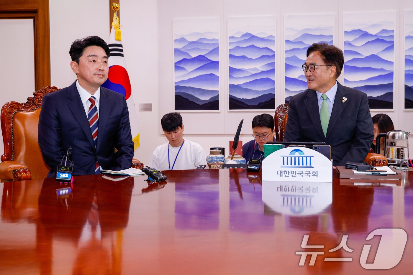 본문 이미지 - 우원식 국회의장이 17일 서울 여의도 국회에서 강훈식 대통령 비서실장을 접견하며 인사말을 하고 있다. 2025.6.17/뉴스1 ⓒ News1 안은나 기자