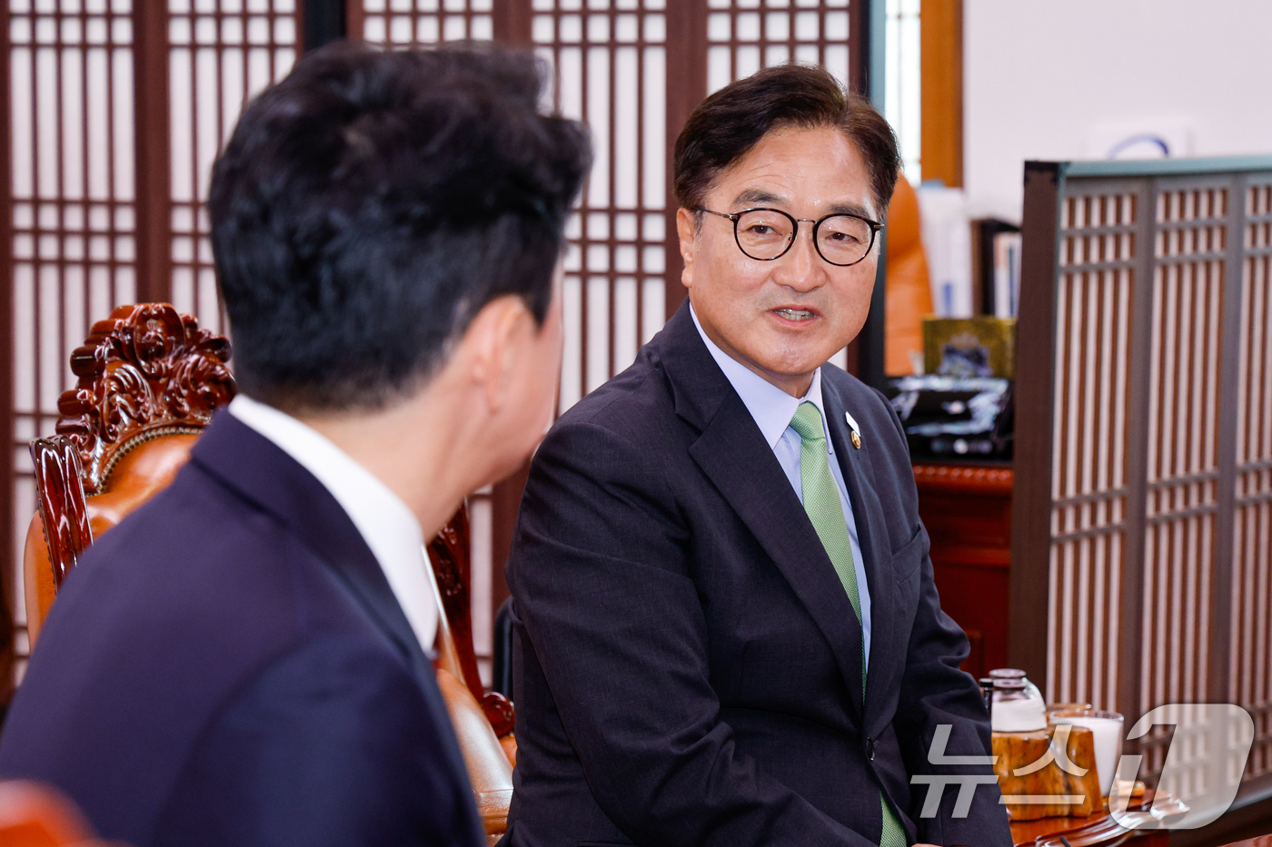 (서울=뉴스1) 안은나 기자 = 우원식 국회의장이 17일 서울 여의도 국회에서 강훈식 대통령 비서실장을 접견하며 인사말을 하고 있다. 2025.6.17/뉴스1