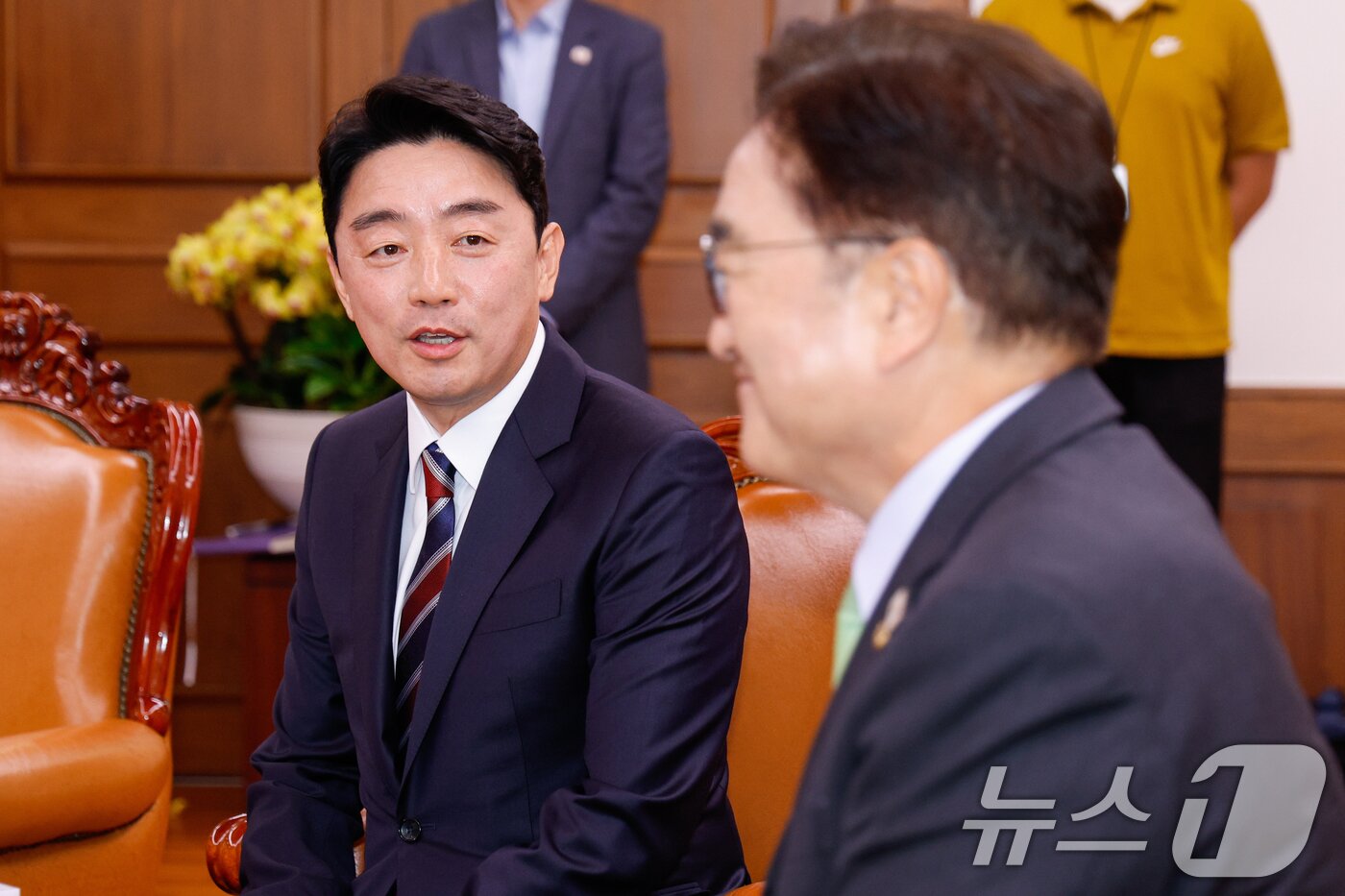 본문 이미지 - 강훈식 대통령 비서실장이 17일 서울 여의도 국회에서 우원식 국회의장을 예방하며 인사말을 하고 있다. 2025.6.17/뉴스1 ⓒ News1 안은나 기자