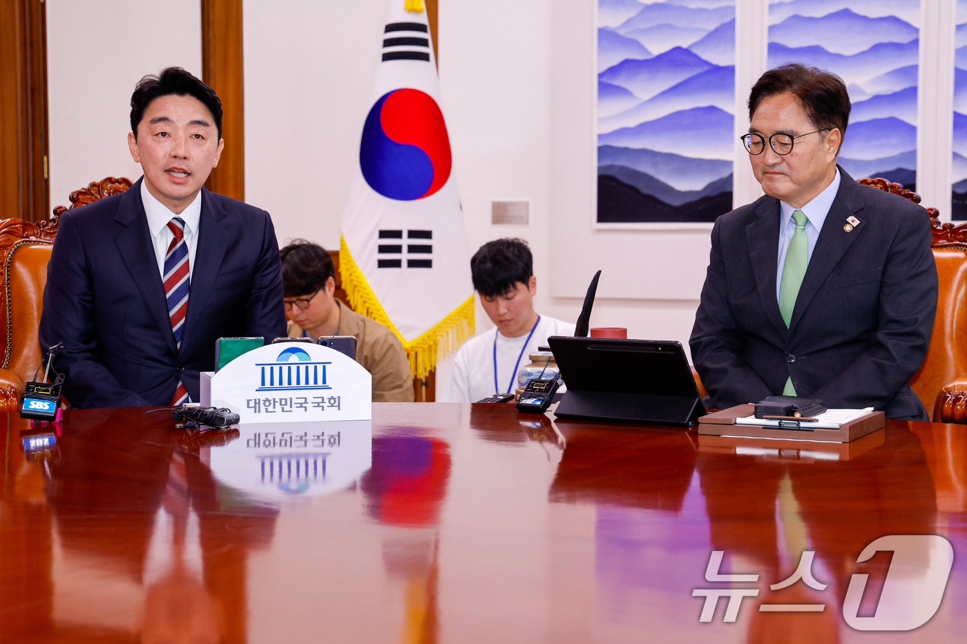 (서울=뉴스1) 안은나 기자 = 강훈식 대통령 비서실장이 17일 서울 여의도 국회에서 우원식 국회의장을 예방하며 인사말을 하고 있다. 2025.6.17/뉴스1