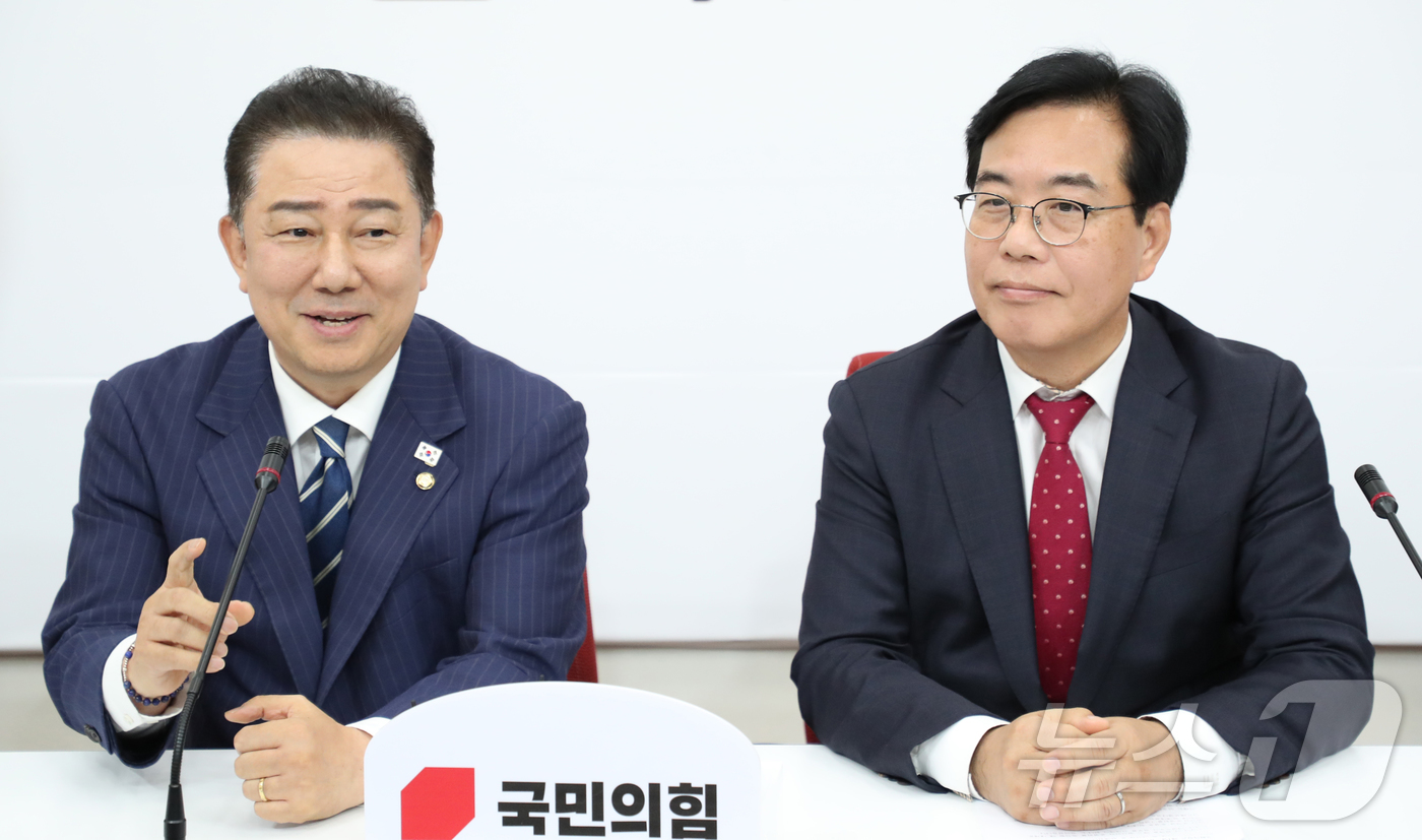 (서울=뉴스1) 이재명 기자 = 김병기 더불어민주당 대표 직무대행 겸 원내대표가 17일 오후 서울 여의도 국회에서 송언석 국민의힘 원내대표를 예방하며 발언을 하고 있다. (공동취재 …