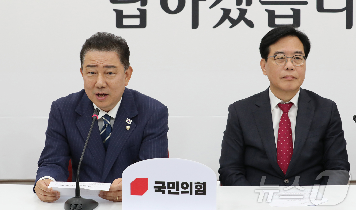 (서울=뉴스1) 이재명 기자 = 김병기 더불어민주당 대표 직무대행 겸 원내대표가 17일 오후 서울 여의도 국회에서 송언석 국민의힘 원내대표를 예방하며 발언을 하고 있다. (공동취재 …