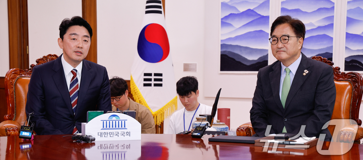 (서울=뉴스1) 안은나 기자 = 강훈식 대통령 비서실장이 17일 서울 여의도 국회에서 우원식 국회의장을 예방하며 인사말을 하고 있다. 2025.6.17/뉴스1