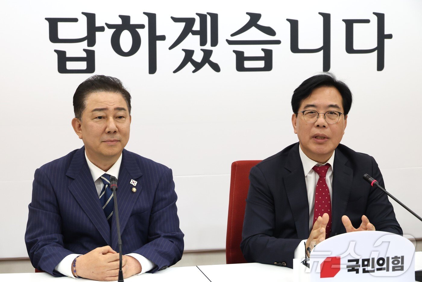 본문 이미지 - 송언석 국민의힘 원내대표가 17일 오후 서울 여의도 국회에서 김병기 더불어민주당 대표 직무대행 겸 원내대표를 접견하며 발언을 하고 있다. &#40;공동취재&#41; 2025.6.17/뉴스1 ⓒ News1 이재명 기자