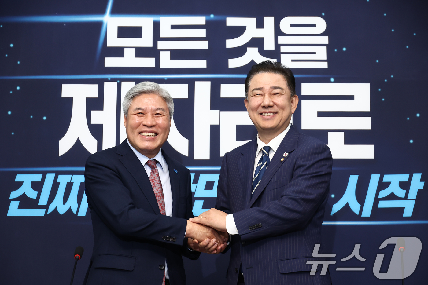 (서울=뉴스1) 김민지 기자 = 김병기 더불어민주당 대표 직무대행 겸 원내대표가 17일 오후 서울 여의도 국회에서 서왕진 조국혁신당 원내대표를 예방하며 기념촬영을 하고 있다. 20 …