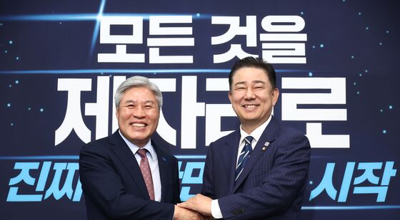 기념촬영 하는 김병기·서왕진 원내대표