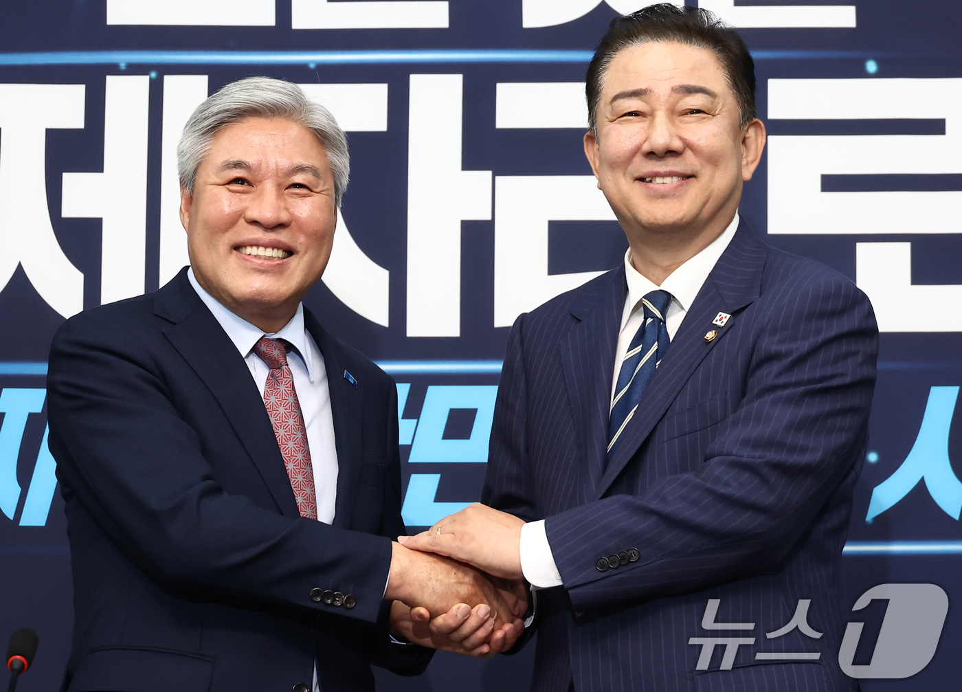 (서울=뉴스1) 김민지 기자 = 김병기 더불어민주당 대표 직무대행 겸 원내대표가 17일 오후 서울 여의도 국회에서 서왕진 조국혁신당 원내대표를 예방하며 기념촬영을 하고 있다. 20 …