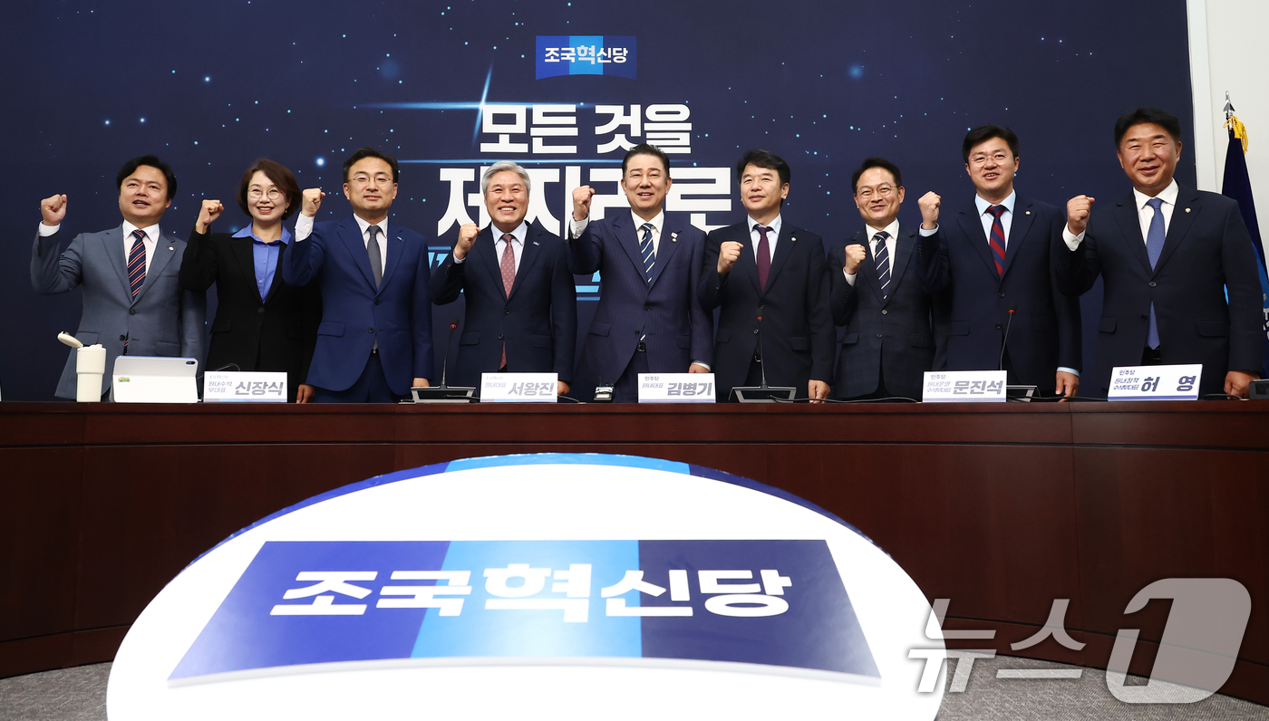 (서울=뉴스1) 김민지 기자 = 김병기 더불어민주당 대표 직무대행 겸 원내대표가 17일 오후 서울 여의도 국회에서 서왕진 조국혁신당 원내대표를 예방하며 기념촬영을 하고 있다. 20 …