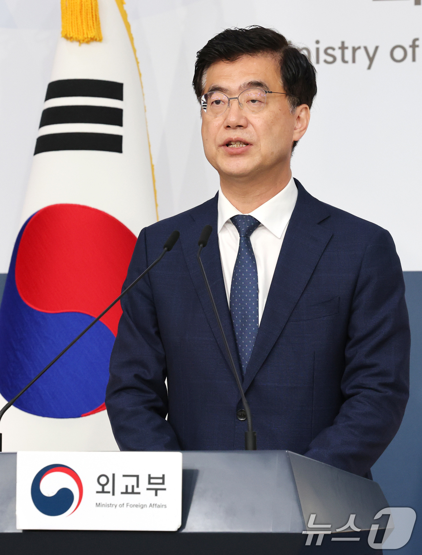 (서울=뉴스1) 임세영 기자 = 이재웅 외교부 대변인이 17일 서울 종로구 외교부 청사에서 열린 정례브리핑에서 이스라엘과 이란 간 무력 공방이 지속됨에 따라 이날 오늘 13시부터 …