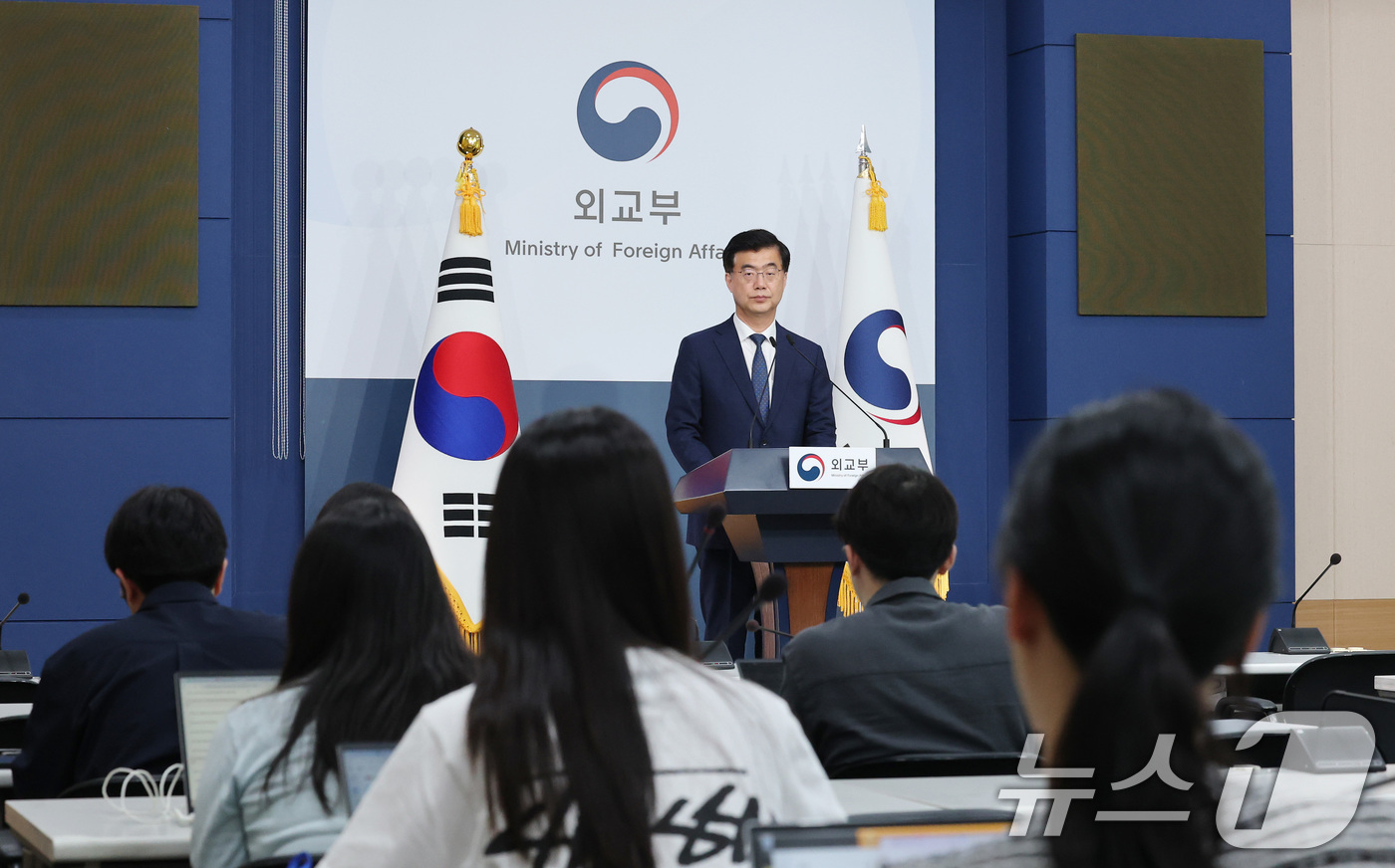 (서울=뉴스1) 임세영 기자 = 이재웅 외교부 대변인이 17일 서울 종로구 외교부 청사에서 열린 정례브리핑에서 이스라엘과 이란 간 무력 공방이 지속됨에 따라 이날 오늘 13시부터 …
