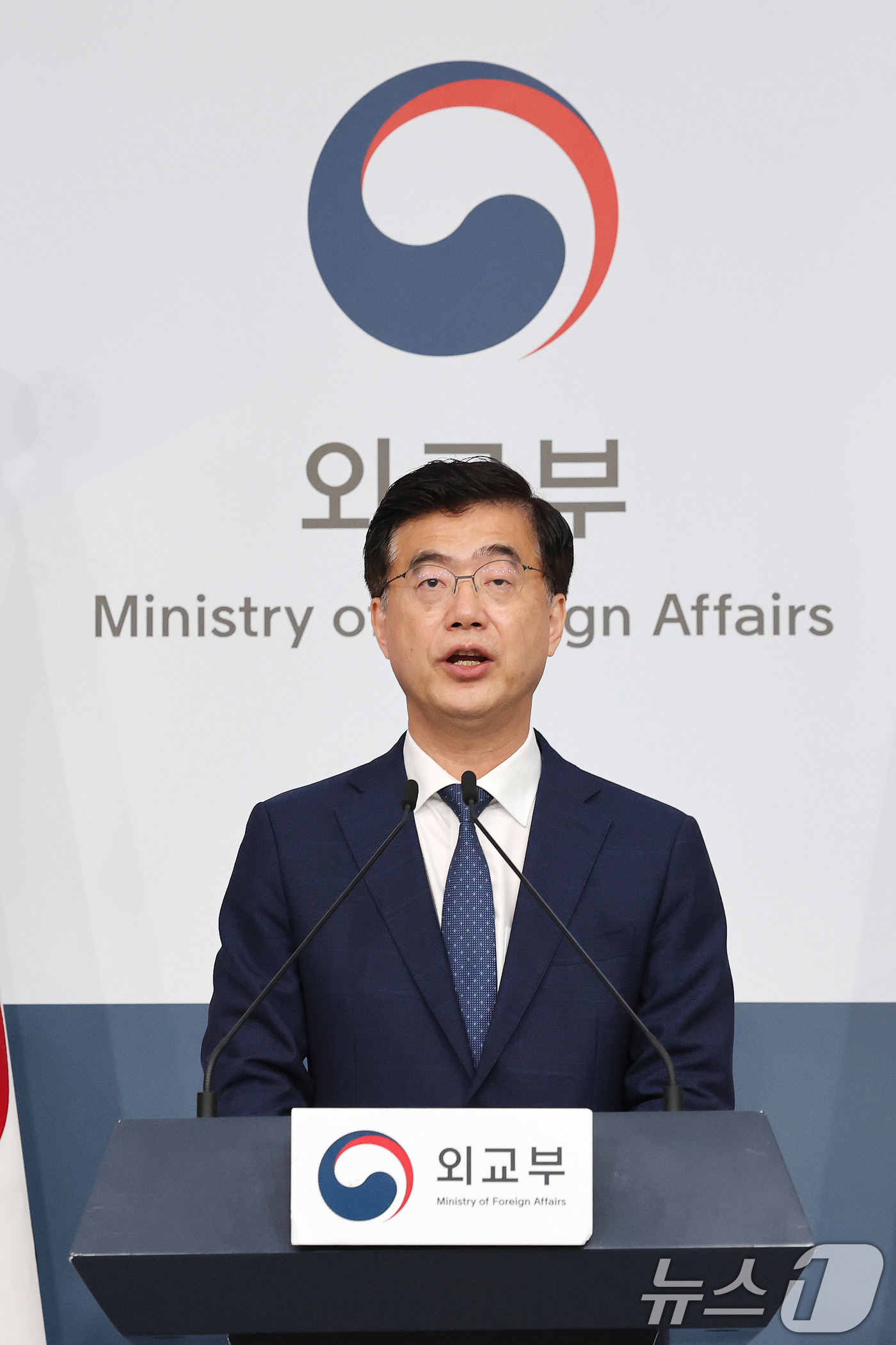 (서울=뉴스1) 임세영 기자 = 이재웅 외교부 대변인이 17일 서울 종로구 외교부 청사에서 열린 정례브리핑에서 이스라엘과 이란 간 무력 공방이 지속됨에 따라 이날 오늘 13시부터 …