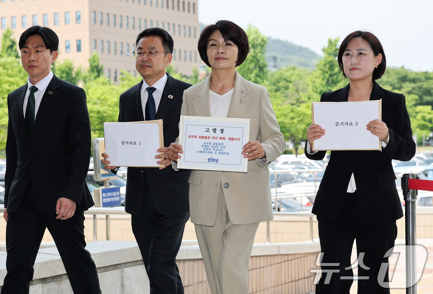 (과천=뉴스1) 오대일 기자 = 더불어민주당 심우정 검찰총장 자녀 특혜채용비리 진상조사단 한정애 단장과 의원들이 17일 오후 경기 과천 고위공직자범죄수사처 민원실에서 심우정 검찰총 …