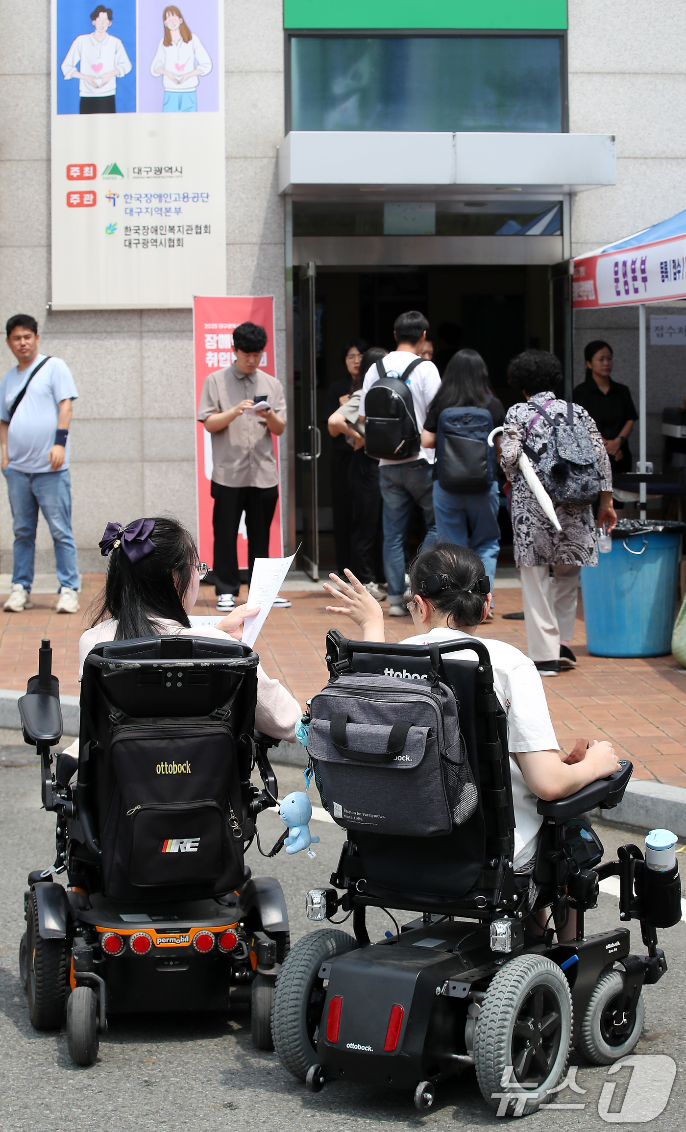 (대구=뉴스1) 공정식 기자 = 17일 오후 대구 달서구 용산동 대구직업능력개발원에서 열린 '2025 대구시 장애인 취업박람회'를 찾은 장애인 구직자들이 휠체어를 타고 행사장으로 …