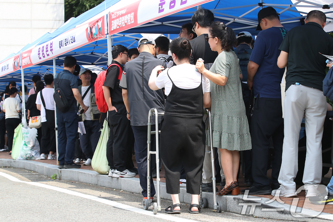 (대구=뉴스1) 공정식 기자 = 17일 오후 대구 달서구 용산동 대구직업능력개발원에서 열린 '2025 대구시 장애인 취업박람회'를 찾은 장애인 구직자들이 줄지어 입장하고 있다.지역 …