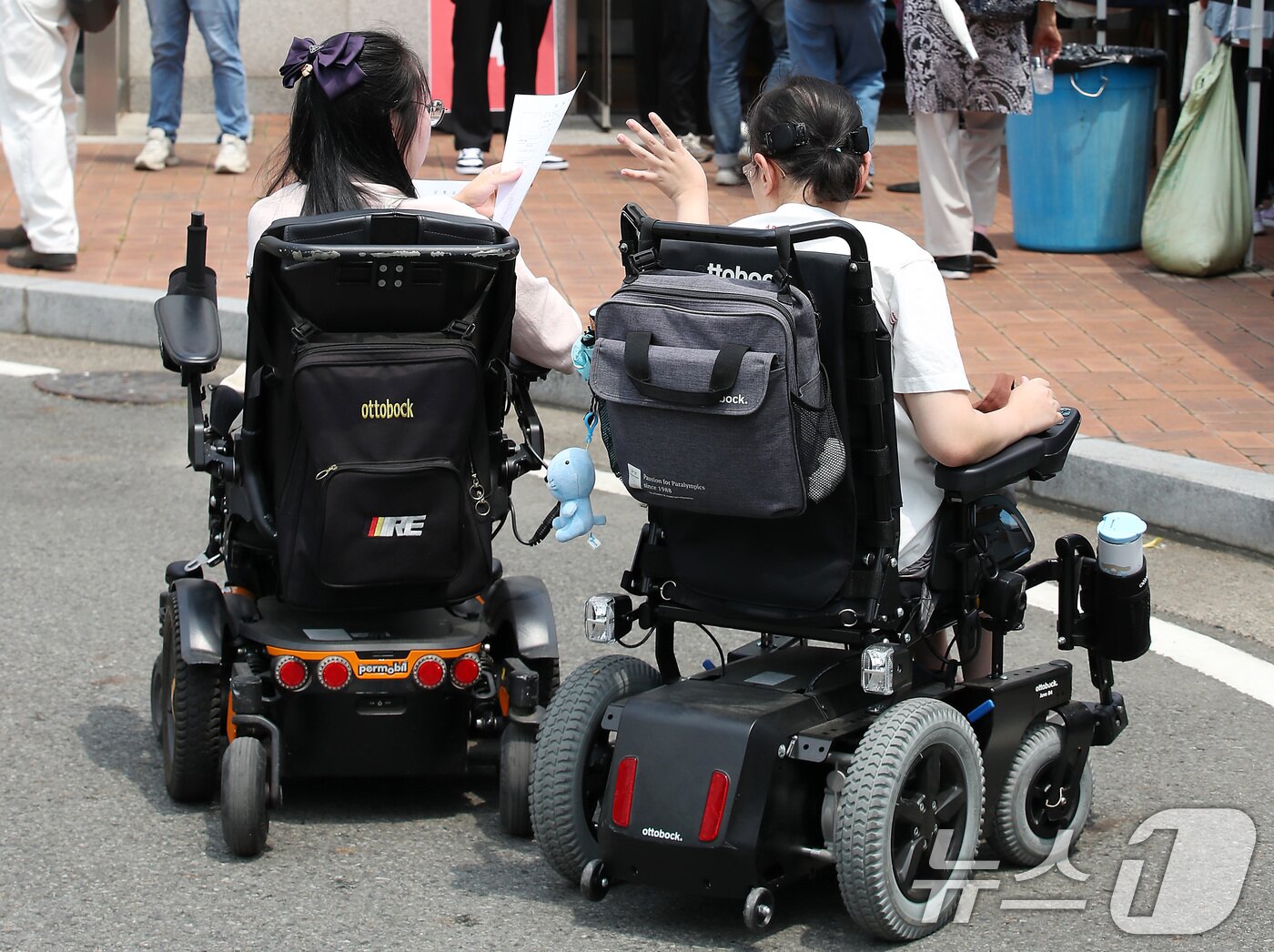 본문 이미지 - 17일 오후 대구 달서구 용산동 대구직업능력개발원에서 열린 '2025 대구시 장애인 취업박람회'를 찾은 장애인 구직자들이 휠체어를 타고 행사장으로 들어가고 있다. 2025.6.17 ⓒ 뉴스1 공정식 기자