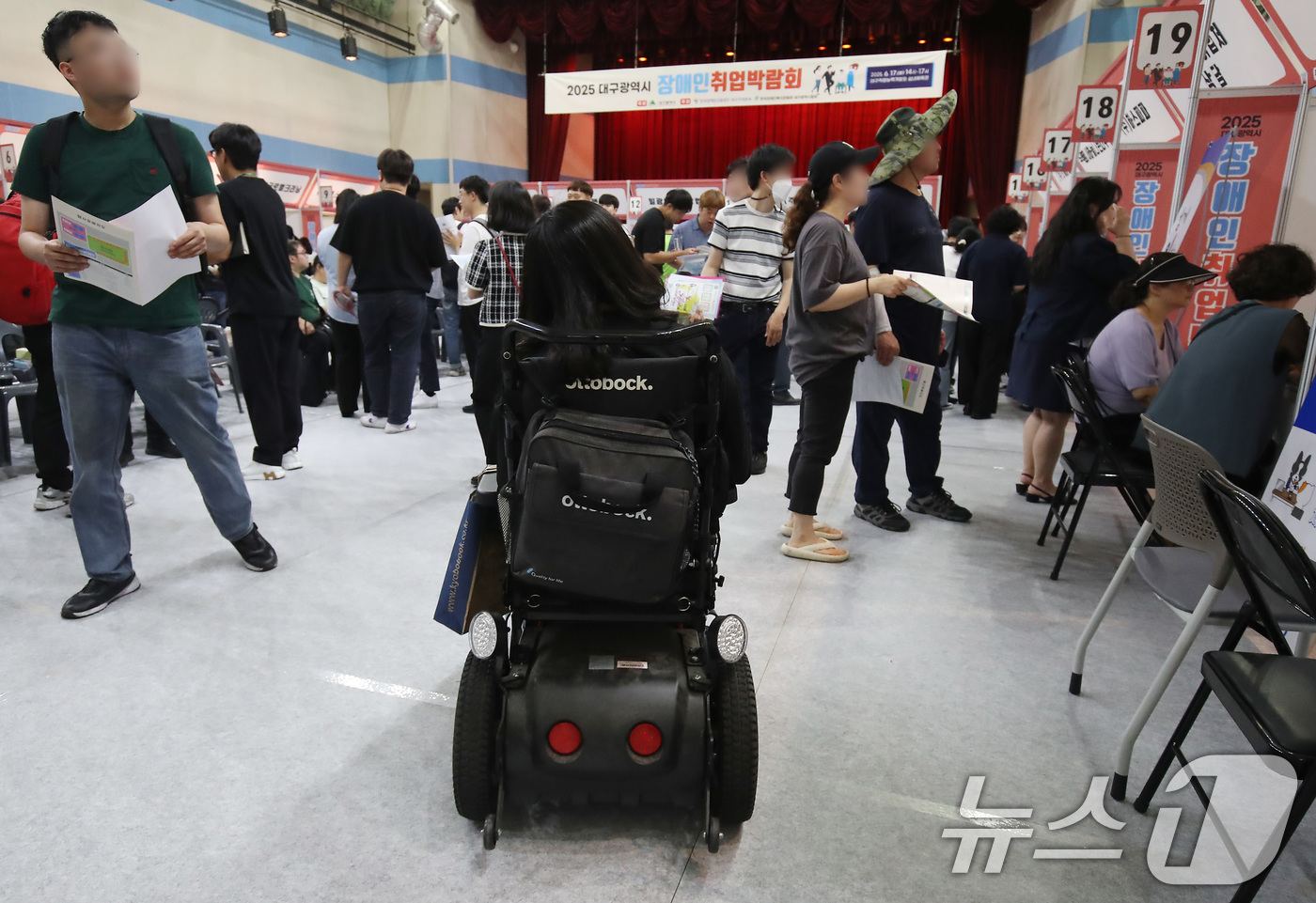 (대구=뉴스1) 공정식 기자 = 17일 오후 대구 달서구 용산동 대구직업능력개발원에서 열린 '2025 대구시 장애인 취업박람회'를 찾은 장애인 구직자들이 취업상담을 기다리고 있다. …