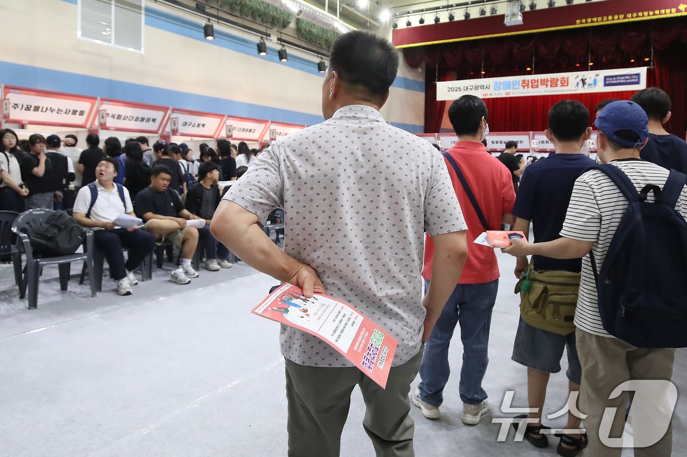 (대구=뉴스1) 공정식 기자 = 17일 오후 대구 달서구 용산동 대구직업능력개발원에서 열린 '2025 대구시 장애인 취업박람회'를 찾은 장애인 구직자들이 취업상담을 기다리고 있다. …