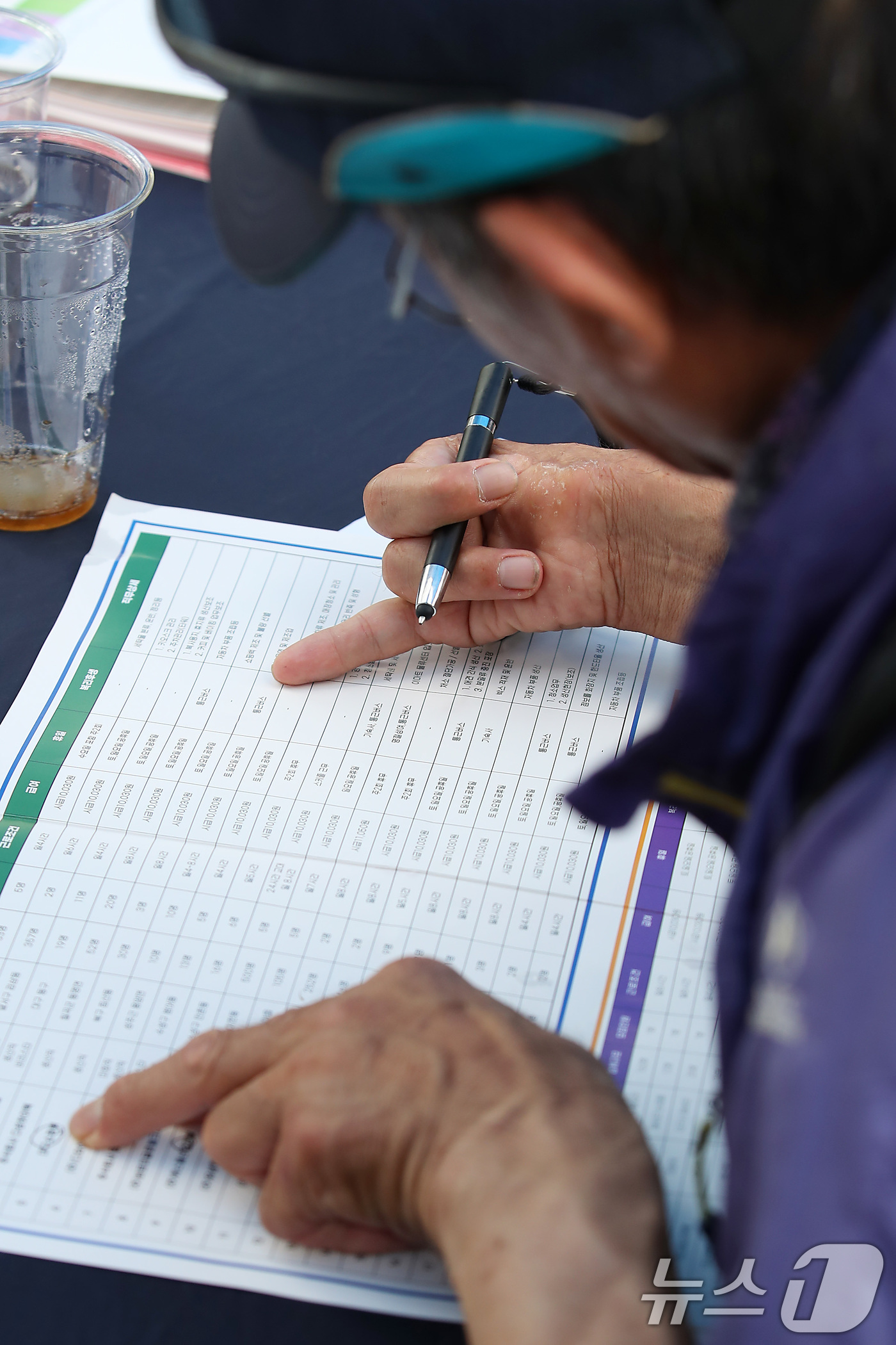 (대구=뉴스1) 공정식 기자 = 17일 오후 대구 달서구 용산동 대구직업능력개발원에서 열린 '2025 대구시 장애인 취업박람회'를 찾은 한 장애인 구직자가 참여 업체 정보를 꼼꼼히 …