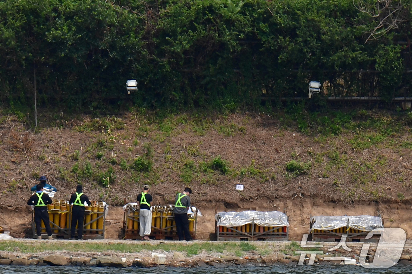 (포항=뉴스1) 최창호 기자 = 17일 경북 포항시 남구 형산강 체육공원 건너편 강변에서 2025 포항국제불빛축제에 사용할 불꽃 발사대 설치 준비가 한창이다. 2025.6.17/뉴 …