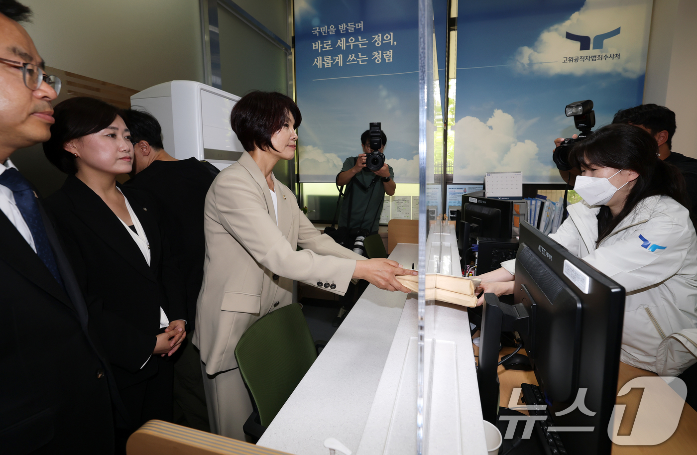 (과천=뉴스1) 오대일 기자 = 더불어민주당 심우정 검찰총장 자녀 특혜채용비리 진상조사단 한정애 단장과 의원들이 17일 오후 경기 과천 고위공직자범죄수사처 민원실에서 심우정 검찰총 …