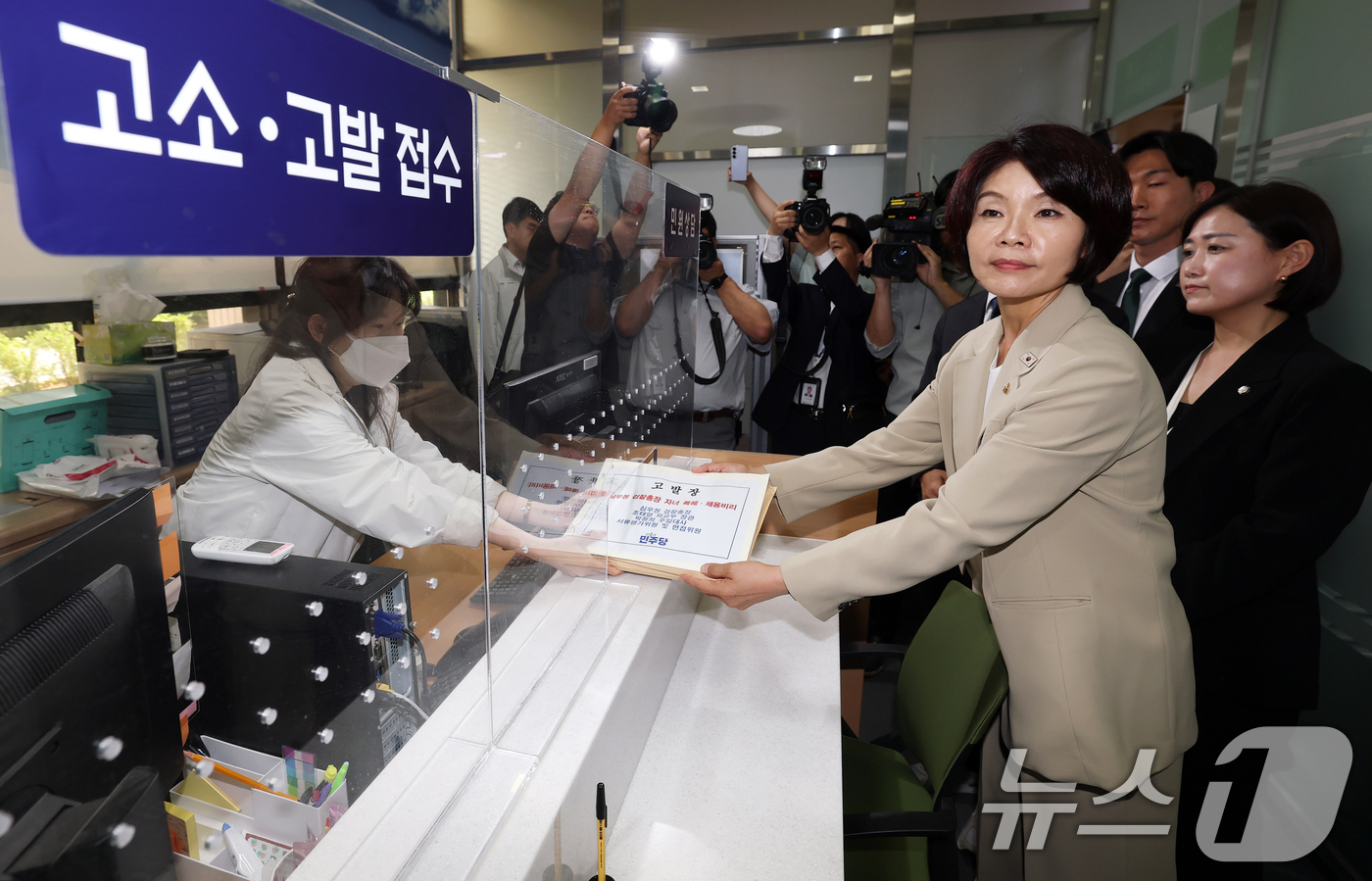 (과천=뉴스1) 오대일 기자 = 더불어민주당 심우정 검찰총장 자녀 특혜채용비리 진상조사단 한정애 단장과 의원들이 17일 오후 경기 과천 고위공직자범죄수사처 민원실에서 심우정 검찰총 …