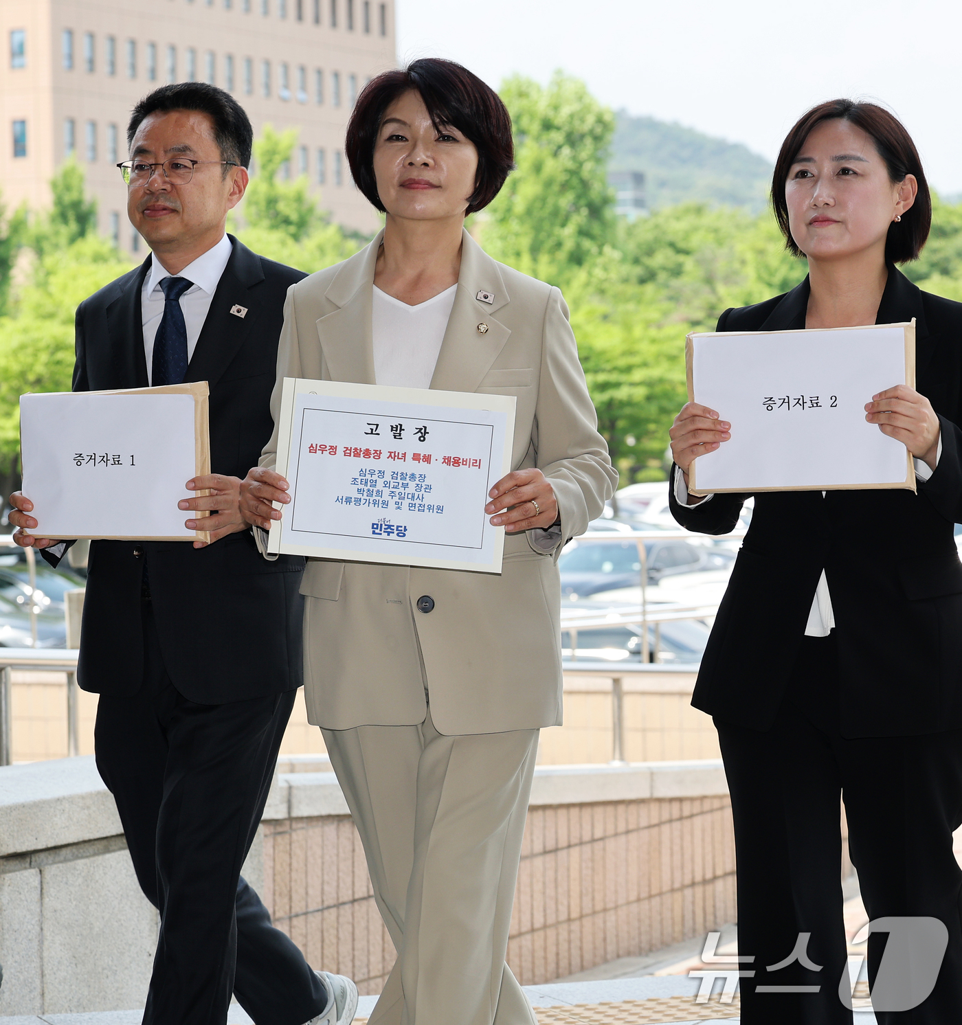 (과천=뉴스1) 오대일 기자 = 더불어민주당 심우정 검찰총장 자녀 특혜채용비리 진상조사단 한정애 단장과 의원들이 17일 오후 경기 과천 고위공직자범죄수사처 민원실에서 심우정 검찰총 …