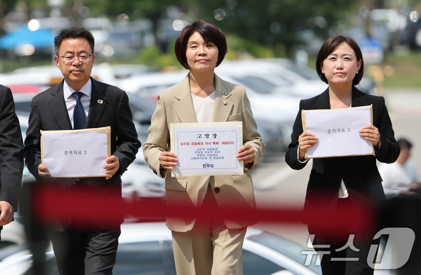 (과천=뉴스1) 오대일 기자 = 더불어민주당 심우정 검찰총장 자녀 특혜채용비리 진상조사단 한정애 단장과 의원들이 17일 오후 경기 과천 고위공직자범죄수사처 민원실에서 심우정 검찰총 …