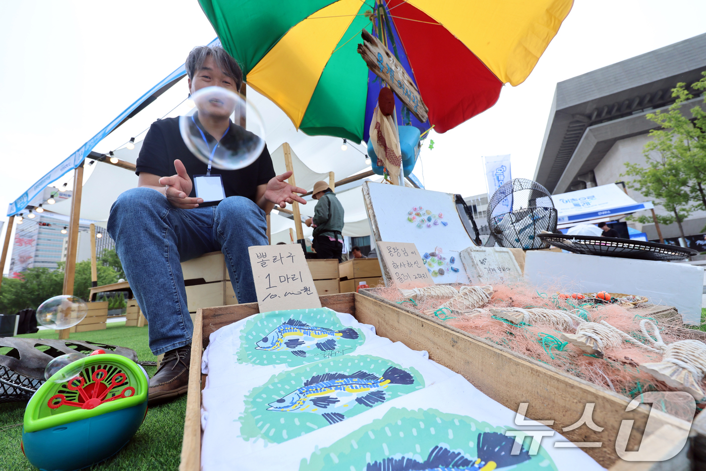 (서울=뉴스1) 황기선 기자 = 17일 오후 서울 광화문광장에서 열린 '2025 귀어귀촌·어촌관광 한마당'에서 부스 관계자가 거제 바다 폐기물을 수거해 만든 굿즈를 판매하고 있다. …
