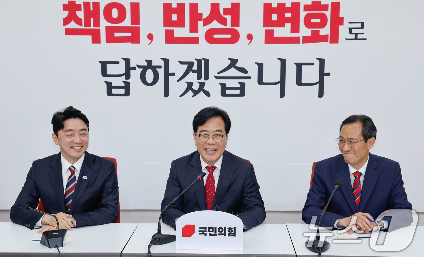 본문 이미지 - 송언석 국민의힘 원내대표&#40;가운데&#41;가 17일 서울 여의도 국회에서 강훈식 대통령 비서실장&#40;왼쪽&#41;, 우상호 정무수석을 접견하며 인사말을 하고 있다. 2025.6.17/뉴스1 ⓒ News1 안은나 기자
