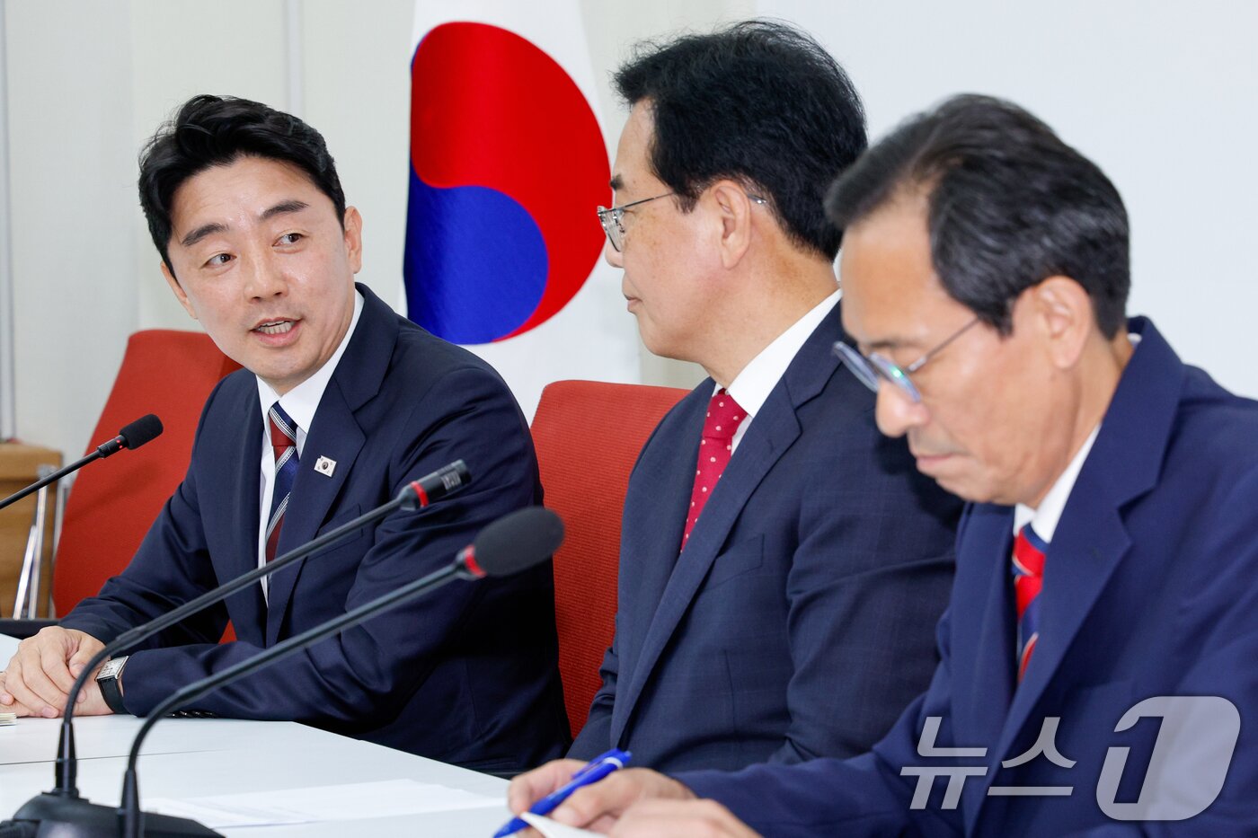 본문 이미지 - 강훈식 대통령 비서실장&#40;왼쪽&#41;이 17일 서울 여의도 국회에서 송언석 국민의힘 원내대표를 예방하며 인사말을 하고 있다. 오른쪽은 우상호 정무수석. 2025.6.17/뉴스1 ⓒ News1 안은나 기자