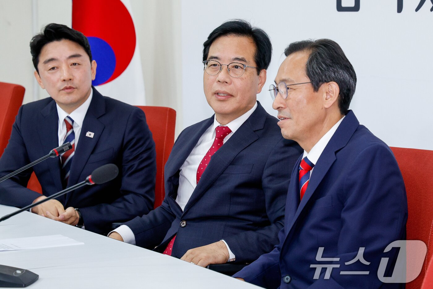 본문 이미지 - 송언석 국민의힘 원내대표&#40;가운데&#41;가 17일 서울 여의도 국회에서 강훈식 대통령 비서실장&#40;왼쪽&#41;, 우상호 정무수석을 접견하고 있다. 2025.6.17/뉴스1 ⓒ News1 안은나 기자