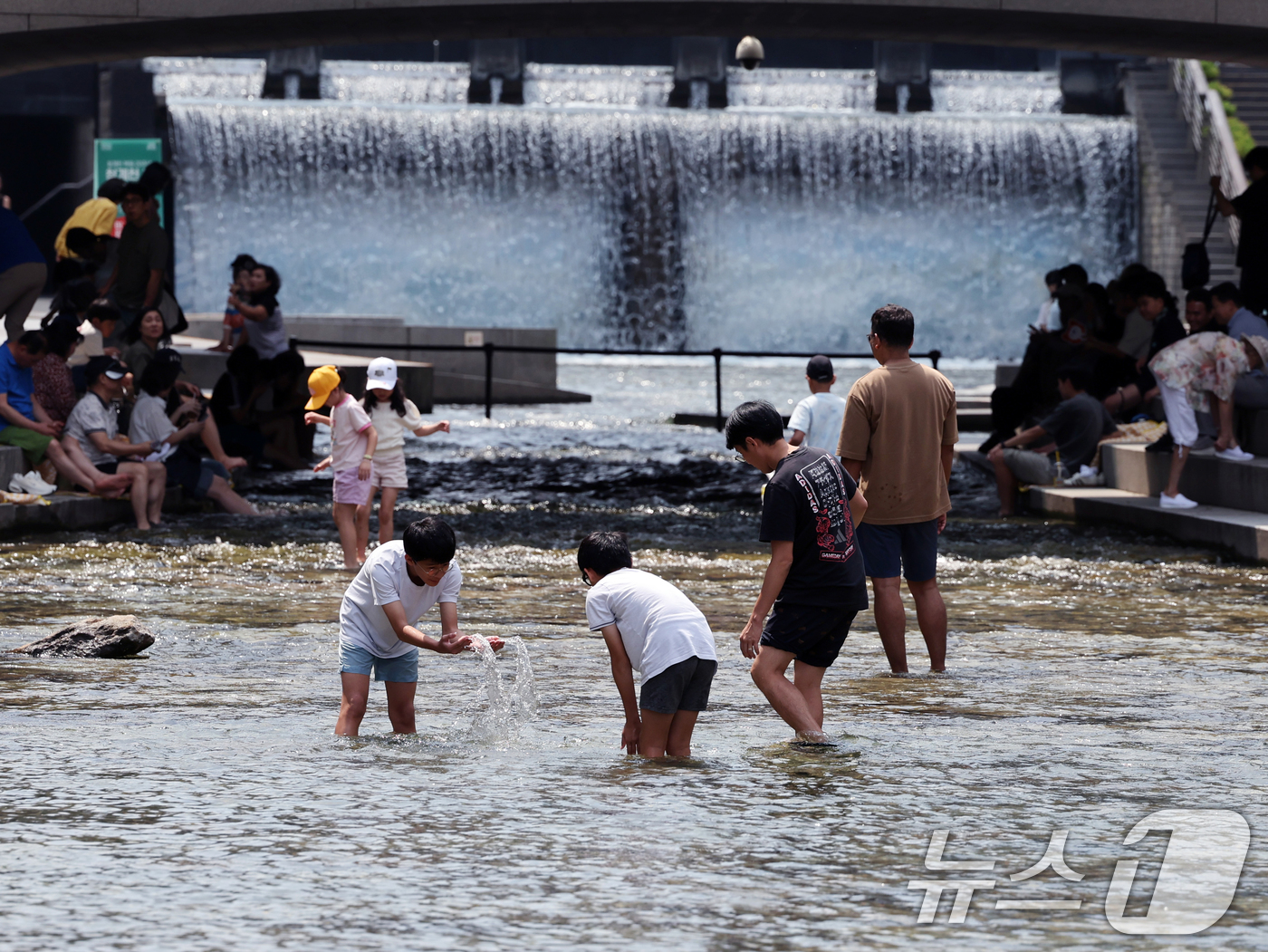(서울=뉴스1) 황기선 기자 = 서울 최고기온이 29도까지 오르는 등 초여름 날씨를 보인 17일 오후 청계천을 찾은 시민들이 물 속에 발을 담그며 더위를 식히고 있다. 2025.6 …