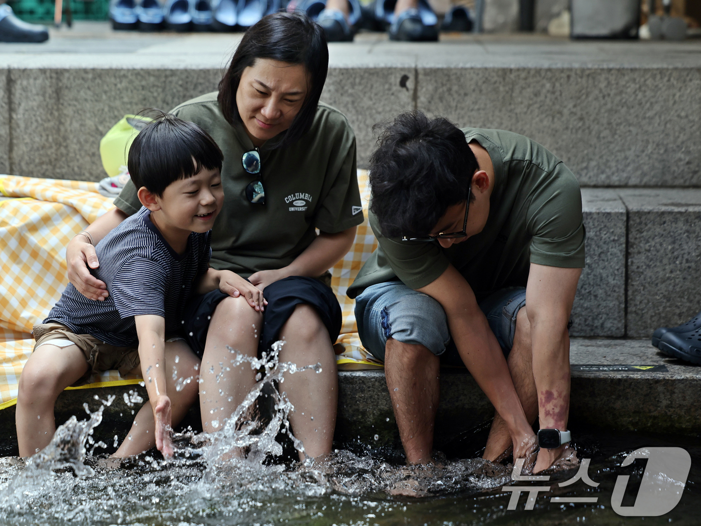 (서울=뉴스1) 황기선 기자 = 서울 최고기온이 29도까지 오르는 등 초여름 날씨를 보인 17일 오후 청계천을 찾은 시민들이 물 속에 발을 담그며 더위를 식히고 있다. 2025.6 …